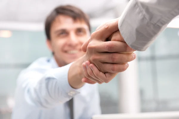 Zbliżenie firmy drżenie rąk nad kontrakt — Zdjęcie stockowe