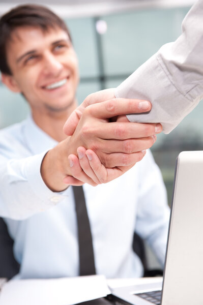 Закрытие бизнеса, пожимающее руки из-за сделки
