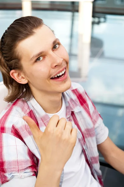 Boldog, elégedett fiatal ember ül a karosszékben és th nyugodt — Stock Fotó