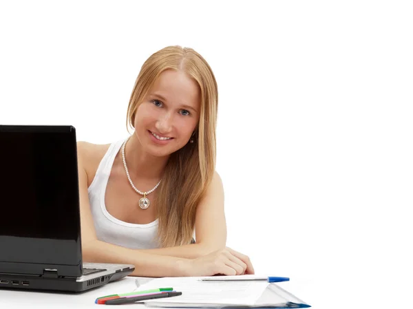 Retrato de uma estudante bonita do sexo feminino com laptop e exercício boo — Fotografia de Stock
