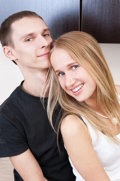 Porträt eines netten jungen Paares, das sich während der Vorbereitung amüsiert — Stockfoto