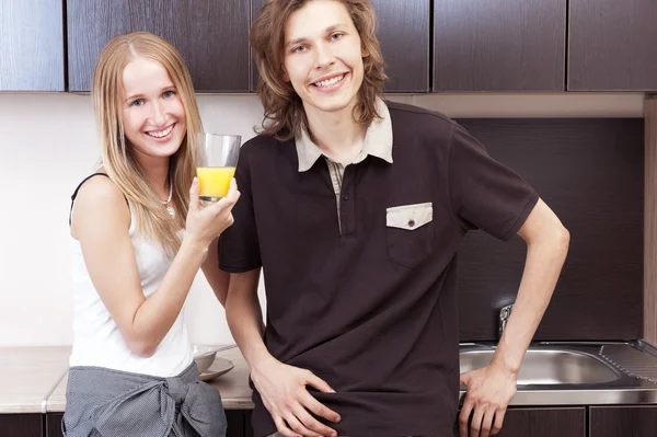 Játékos fiatal házaspár a konyhában. — Stock Fotó