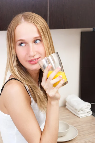 Portrait of beautiful relaxed young woman standing at the kitche — Stock Photo, Image