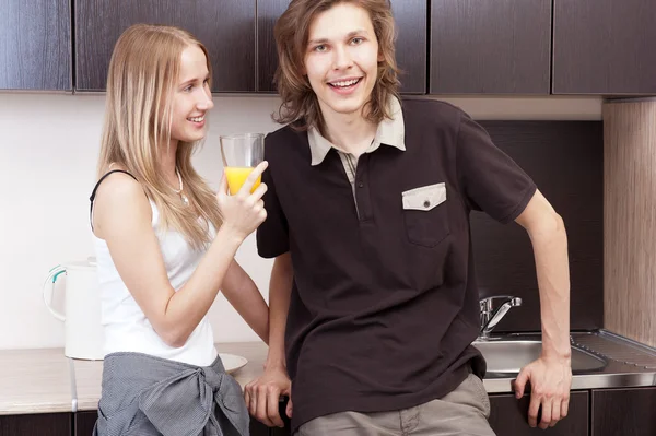 Lekfull ungt par i deras kök. — Stockfoto