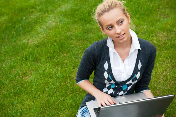 Schöne junge Frau mit Laptop im Freien — Stockfoto
