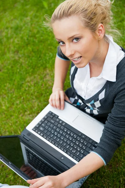 Όμορφη νεαρή γυναίκα, χρησιμοποιώντας φορητό υπολογιστή σε εξωτερικούς χώρους — Φωτογραφία Αρχείου