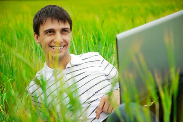 Ένας χαμογελαστός άνθρωπος με laptop και εξωτερική — Φωτογραφία Αρχείου
