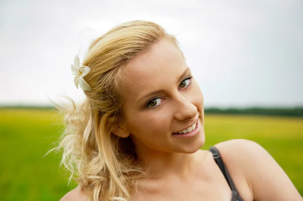 Um retrato de uma bela jovem branca ao ar livre — Fotografia de Stock
