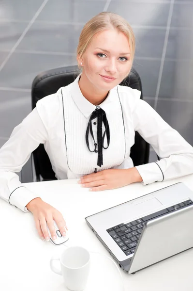 작업 하는 동안 뭔가 대해 생각 하는 아름 다운 비즈니스 우먼 — 스톡 사진