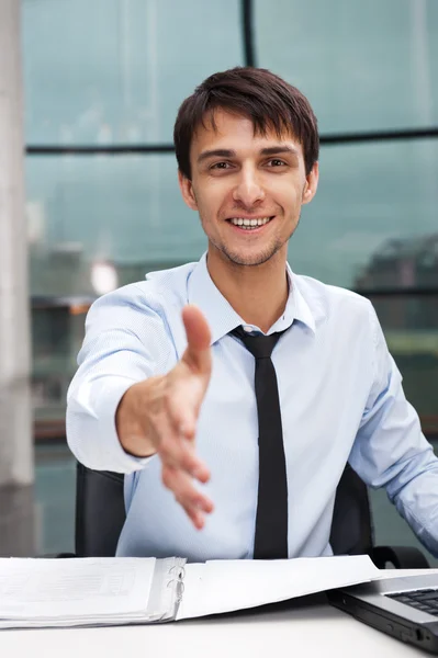 Gelukkig volwassen zakenman biedt een gastvrije hand — Stockfoto