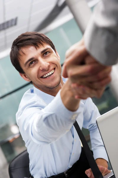 Fechar o negócio apertando as mãos sobre um negócio no escritório  - — Fotografia de Stock