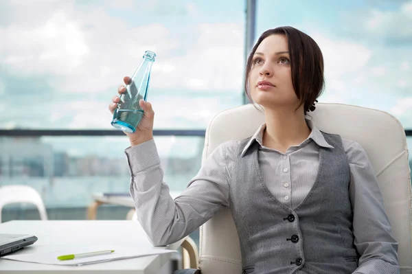 Biznes kobieta myśli o czymś podczas picia — Zdjęcie stockowe