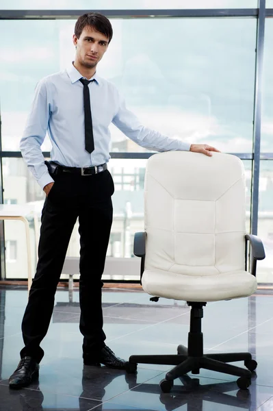 Portret van vertrouwen zakenman aan zijn Bureau draagkracht in de buurt van em — Stockfoto