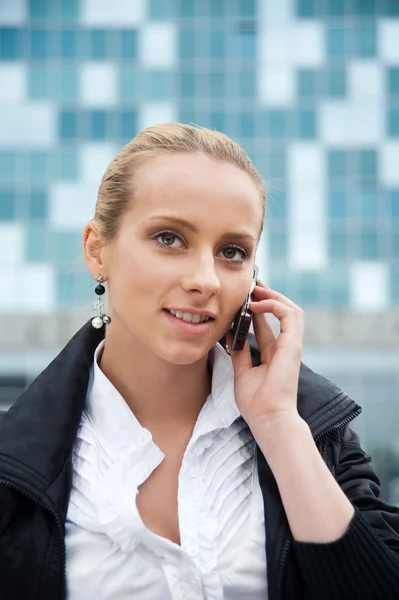 Retrato de mulher de negócios muito bonita no telefone com um — Fotografia de Stock