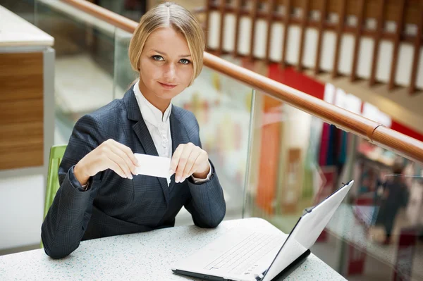 Retrato de uma mulher de negócios bonita sentada no café com um laptop — Fotografia de Stock