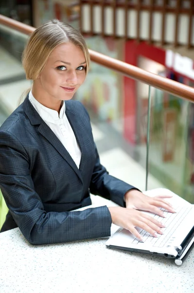 Портрет красивой деловой женщины, сидящей в кафе с ноутбуком — стоковое фото