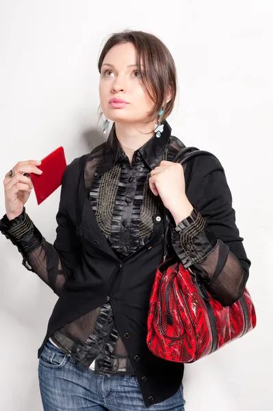 Портрет яркой красивой девушки с модной сумочкой — стоковое фото
