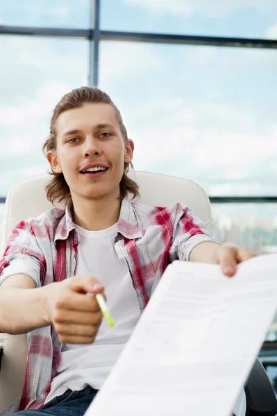 Portrait of a happy young freelancer giving pen and blank agreem — Stock Photo, Image