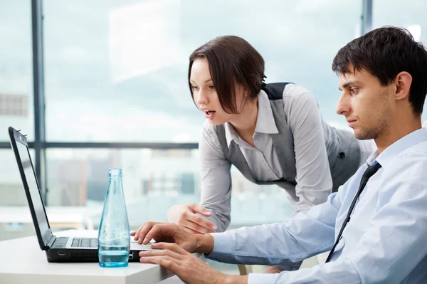 Un equipo de negocios de dos colegas que planean trabajar en la oficina — Foto de Stock