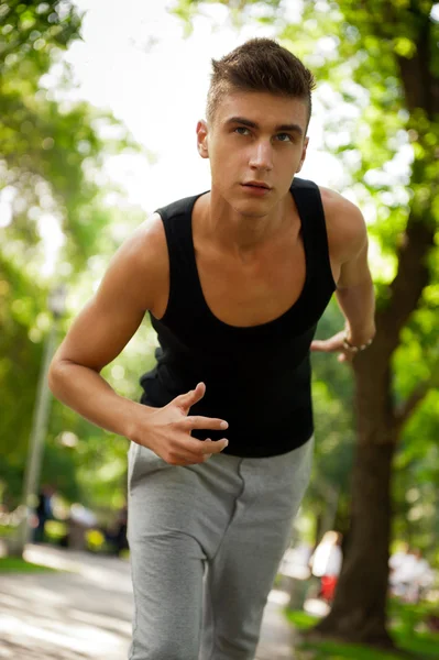 Closeup portret van jonge man loopt in park — Stockfoto