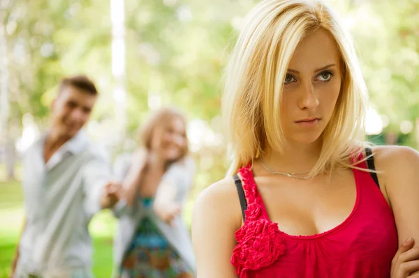 Zaklatott tizenéves lány, hogy zavarták a többi fiatal emb-csoport — Stock Fotó