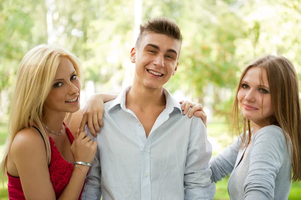 Retrato de tres jóvenes adolescentes riendo y divirtiéndose — Foto de Stock