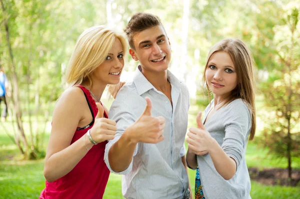 Portré három fiatal tizenévesek nevetve és a szórakozás együtt. — Stock Fotó