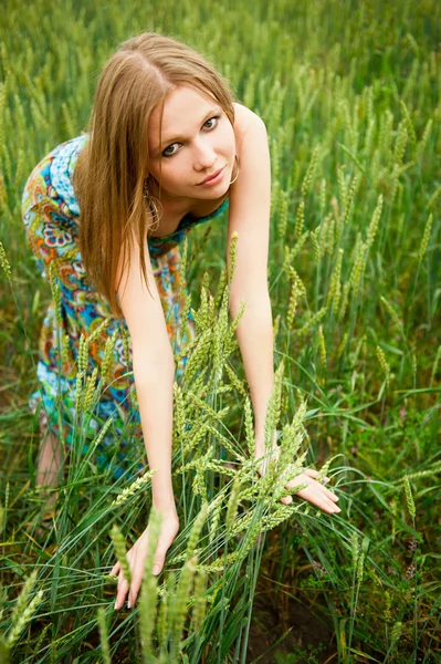 Genç kadın portre sevinç buğday tarlası duruyor — Stok fotoğraf