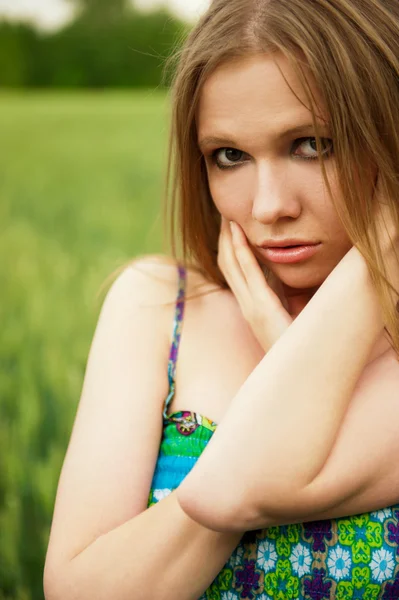 Portrait de jeune femme se tient dans un champ de blé avec joie — Photo