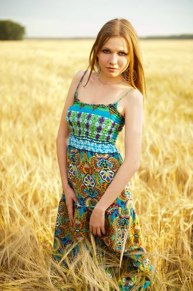 Молодая счастливая женщина в поле — стоковое фото