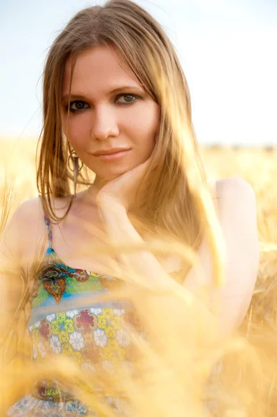 Gelukkig jongedame in veld — Stockfoto
