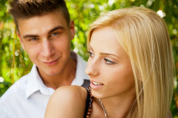 Detailní portrét usmívající se mladý pár v lásce - venku — Stock fotografie