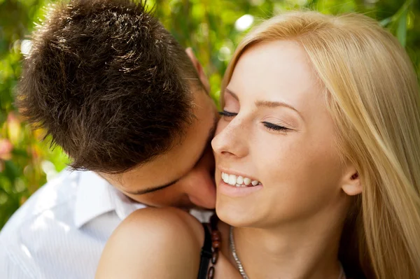 Closeup πορτρέτο του χαμογελώντας νεαρό ζευγάρι στην αγάπη - σε εξωτερικούς χώρους — Φωτογραφία Αρχείου