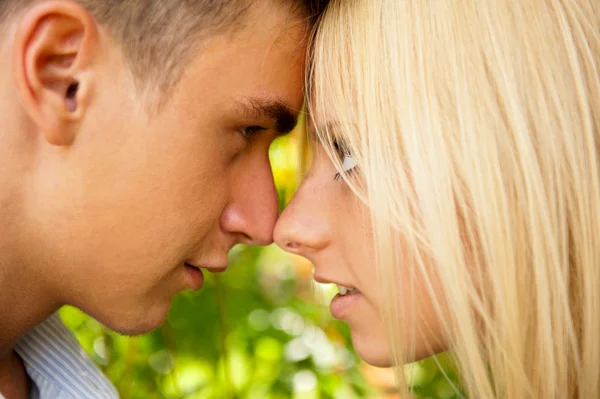 Närbild porträtt av leende unga par i kärlek - utomhus — Stockfoto