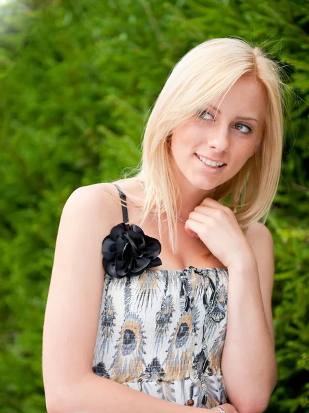 Ritratto di una giovane donna sexy che sorride in un parco contro l'abete — Foto Stock