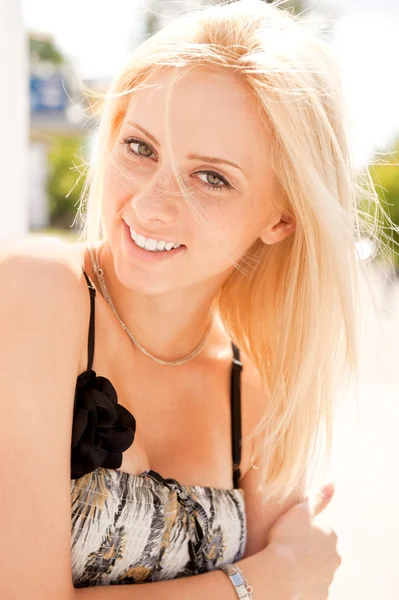 Closeup portrait shot of a young, beautiful, blond, fashionable — Stock Photo, Image
