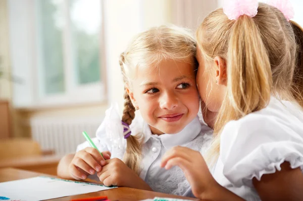 教室での 2 つの小さな女の子ゴシップ — ストック写真