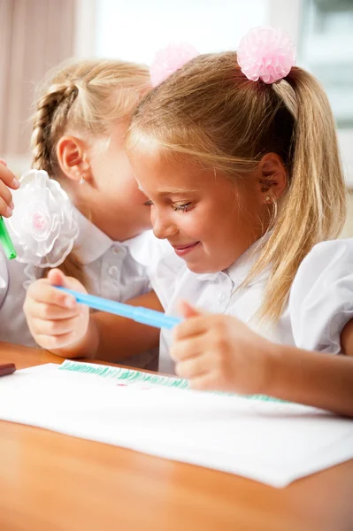 Két kis lányok pletyka osztályteremben — Stock Fotó