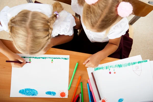 Kleine Mädchen malen Bilder und schreiben Briefe an den Weihnachtsmann — Stockfoto