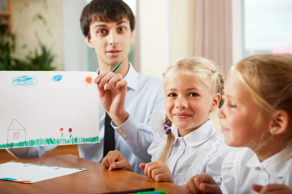 Teacher helping students with schoolwork in school classroom. Ho — Stock Photo, Image