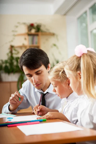 Studenten helpen met huiswerk in school klas leraar. ve — Stockfoto