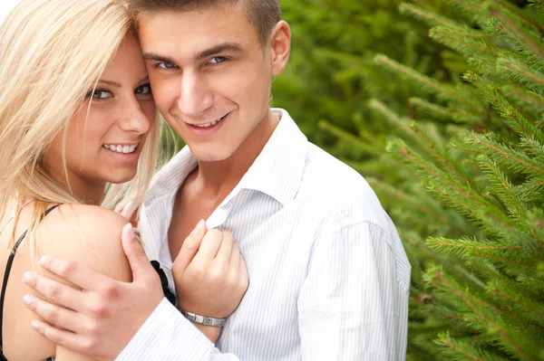 Young couple playing around in the nature - side view. Lots of c — Stock Photo, Image