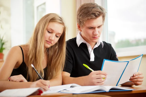 Portrait of a young group of students paying attention and doing — Stock Photo, Image