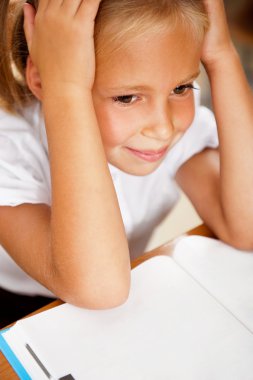 afbeelding van slimme kind lezen van interessante boek in klas