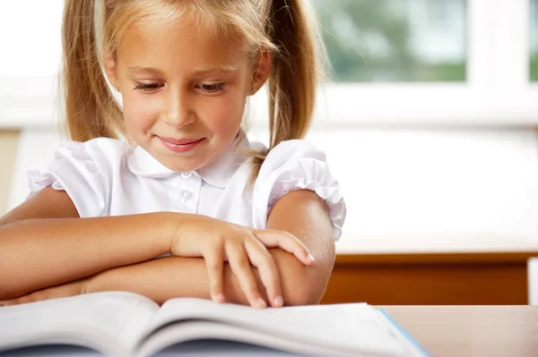 Imagen de un niño inteligente leyendo un libro interesante en el aula —  Fotos de Stock