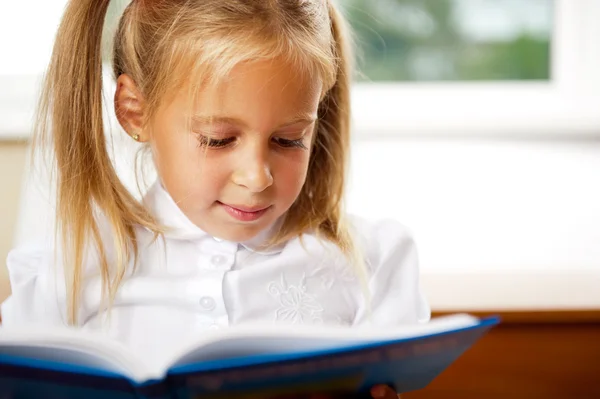Imagem da criança inteligente lendo livro interessante em sala de aula — Fotografia de Stock