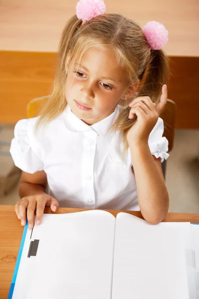 教室でおもしろい本を読んで頭の良い子のイメージ — ストック写真
