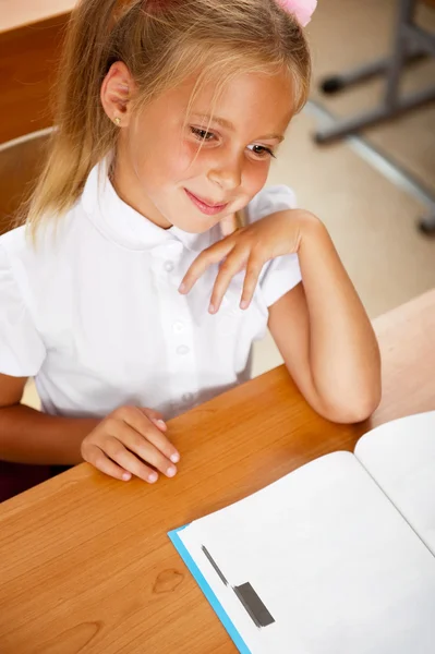 Bild des intelligenten Kindes liest interessantes Buch im Klassenzimmer — Stockfoto