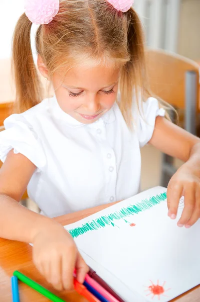 Kislány keresi a rajz koncepció csábít festés képet — Stock Fotó