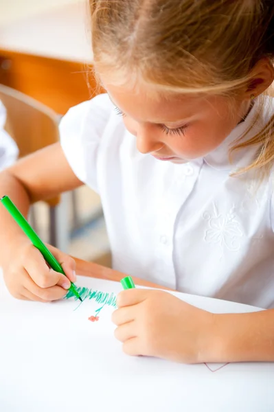Kislány keresi a rajz koncepció csábít festés képet — Stock Fotó
